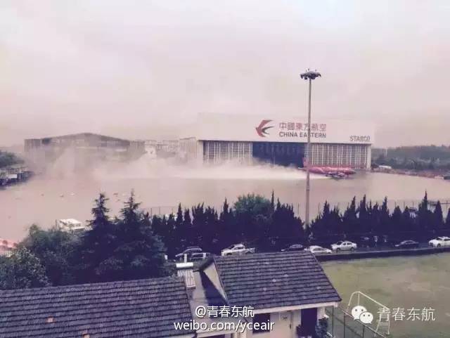 上海暴雨多處“看海” 虹橋機場飛機“水上漂”
