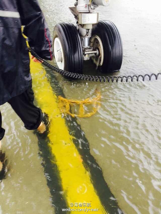上海暴雨多處“看海” 虹橋機場飛機“水上漂”