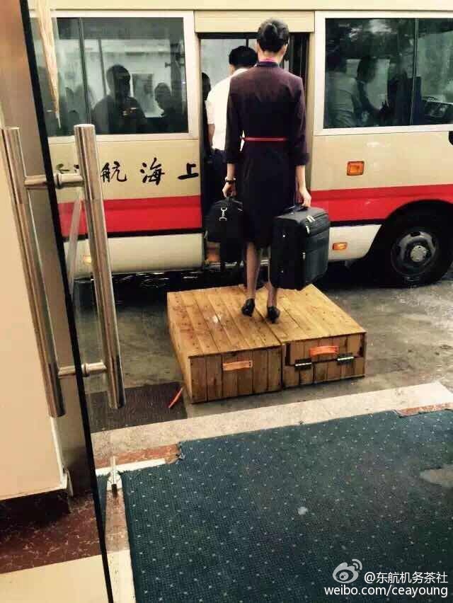 上海暴雨多處“看海” 虹橋機場飛機“水上漂”