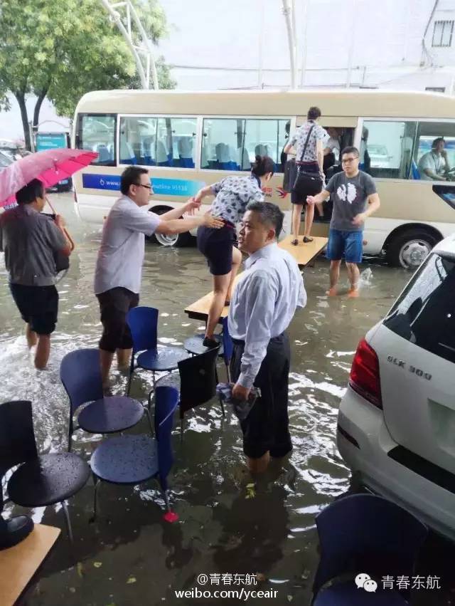 上海暴雨多處“看海” 虹橋機場飛機“水上漂”