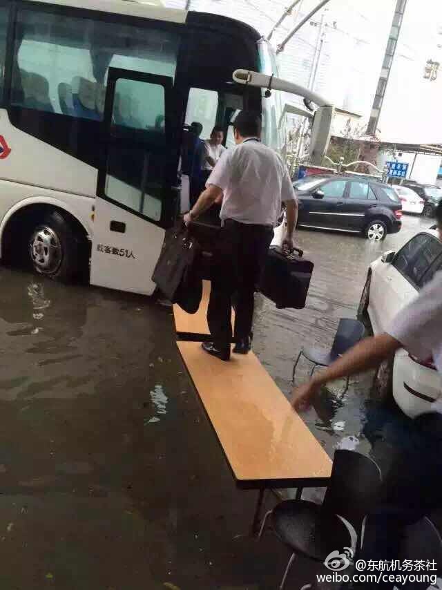 上海暴雨多處“看海” 虹橋機場飛機“水上漂”