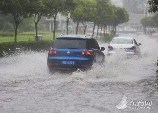 上海暴雨多處“看海” 虹橋機場飛機“水上漂”
