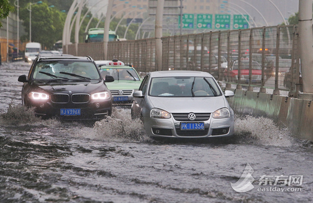 上海暴雨多處“看海” 虹橋機場飛機“水上漂”