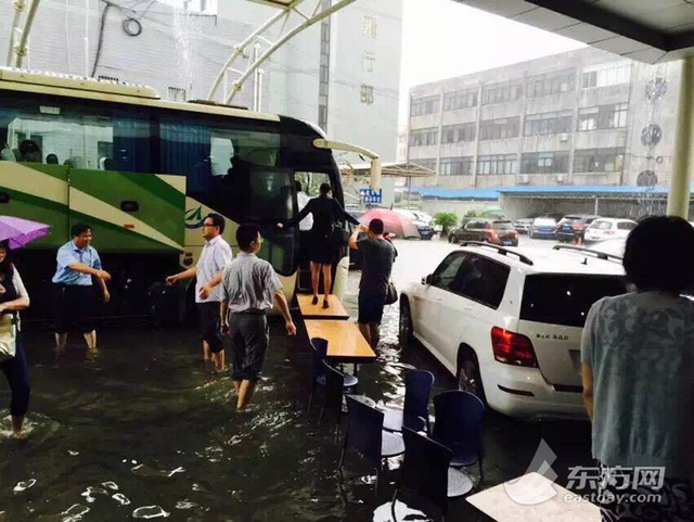 上海暴雨多處“看海” 虹橋機場飛機“水上漂”