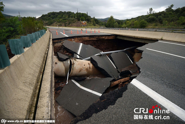 法國暴雨致洪災 路面被毀現巨坑