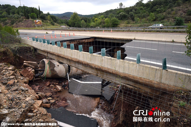法國暴雨致洪災 路面被毀現巨坑