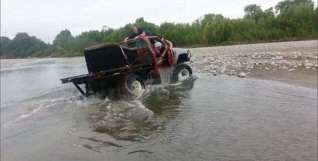 新西蘭兩名男子開車通過深水河 被批愚蠢至極