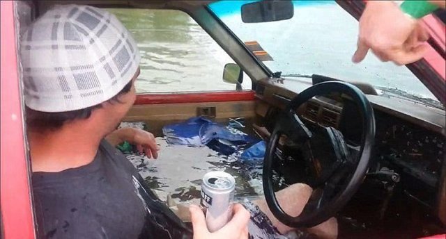 新西蘭兩名男子開車通過深水河 被批愚蠢至極