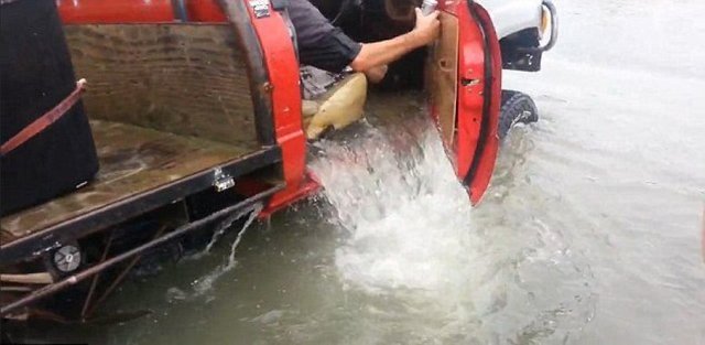新西蘭兩名男子開車通過深水河 被批愚蠢至極