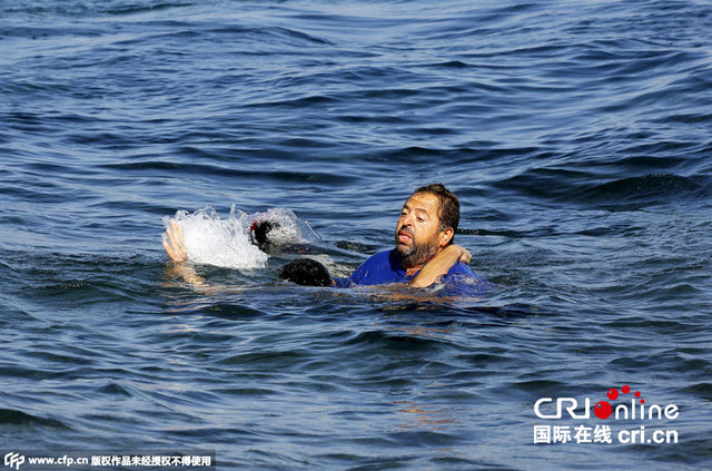 擠滿移民小艇發生引擎故障 希臘志願者展開救援