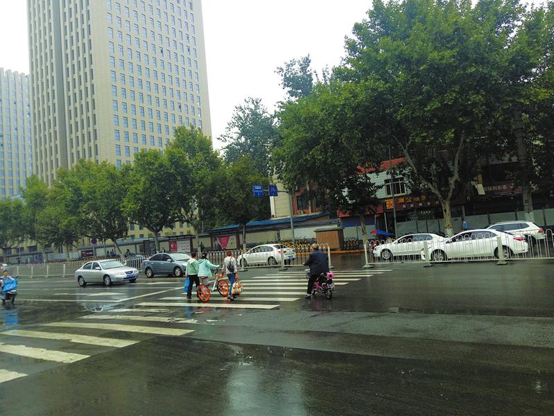 【民生　圖　顯示圖在稿件最下方】馬路上咋只有半條斑馬線