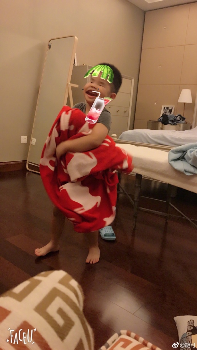 組圖：笑死了！胡可曬舊照沙溢小魚兒整蠱變吃瓜大叔