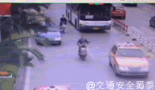 計程車突開車門 騎車女子被公交車碾壓身亡