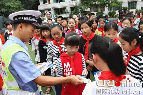 已過審【法制安全】墊江縣：民警進校園宣講交通安全知識