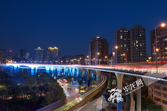 【聚焦重慶列表】重慶三座大橋亮燈 可欣賞碧波帆影新夜景