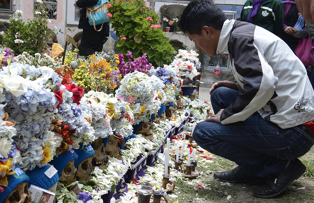 玻利維亞人裝扮死人頭骨祈福 為其戴帽子鮮花