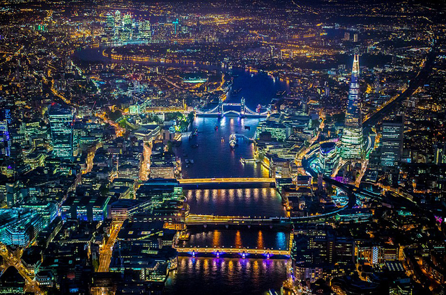 美攝影師兩千米高空俯拍大都市絢麗夜景