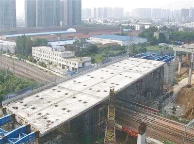 【頭條列表】混凝土連續梁重萬噸 歷時27天農業路高架順利跨過京廣鐵路