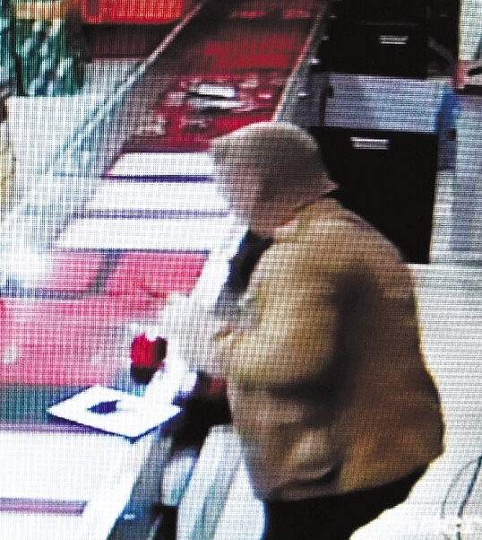 金店40萬財物被盜 嫌犯大搖大擺"逛"足兩小時