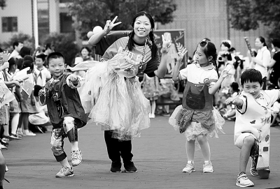 （環保）南京雨花臺區實驗小學百名師生舉行環保時裝秀