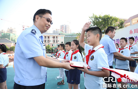 已過審【法制安全】禁毒徵文比賽進校園 永川民警為獲獎學生頒獎