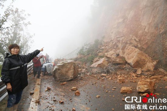 已過審【區縣聯動】【巫山】巫山縣渝鄂省際路山體滑坡 公路局2小時搶險排阻【區縣聯動】【巫山】】巫山縣渝鄂省際路發生山體滑坡