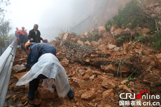 已過審【區縣聯動】【巫山】巫山縣渝鄂省際路山體滑坡 公路局2小時搶險排阻【區縣聯動】【巫山】】巫山縣渝鄂省際路發生山體滑坡