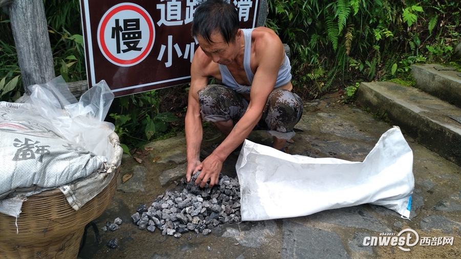 【焦點圖  顯示圖在稿件最下方】寧強金剛峽搬運工日背248斤 喝六斤水還渴