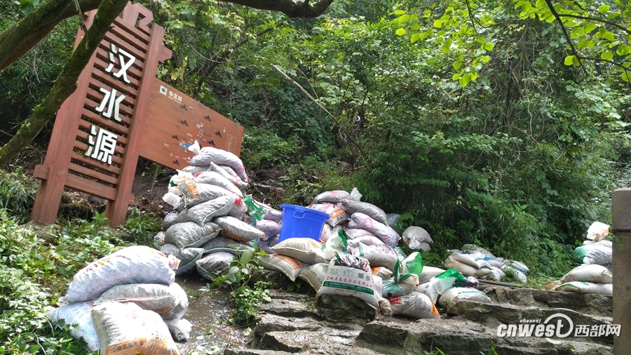 【焦點圖  顯示圖在稿件最下方】寧強金剛峽搬運工日背248斤 喝六斤水還渴
