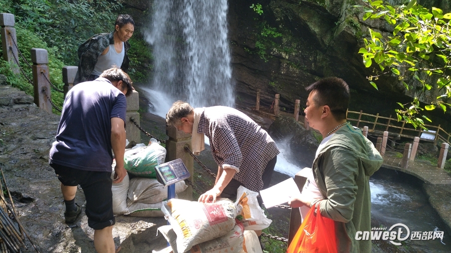 【焦點圖  顯示圖在稿件最下方】寧強金剛峽搬運工日背248斤 喝六斤水還渴