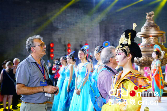 【中澳旅遊年專題   右上文  加摘要】澳大利亞千人感知大唐盛世風采 《夢長安》引讚無數