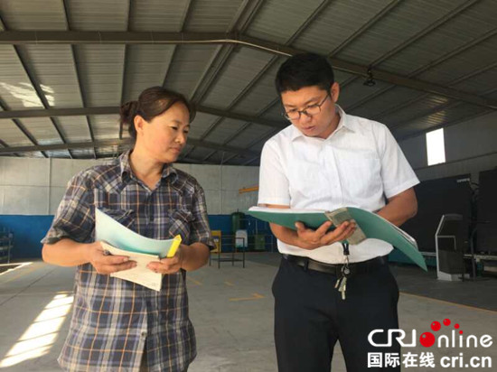 淄博市淄川區：年輕幹部淬煉成長在基層_fororder_在寨裏鎮挂職副鎮長的年輕幹部楊超深入企業車間調研。 閆盛霆 攝_副本
