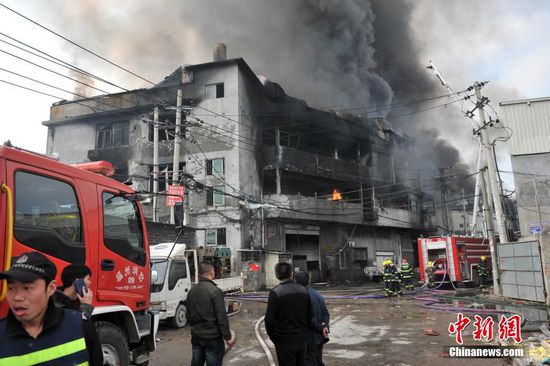 福州一間鞋廠發生火災 現在濃煙滾滾(圖)