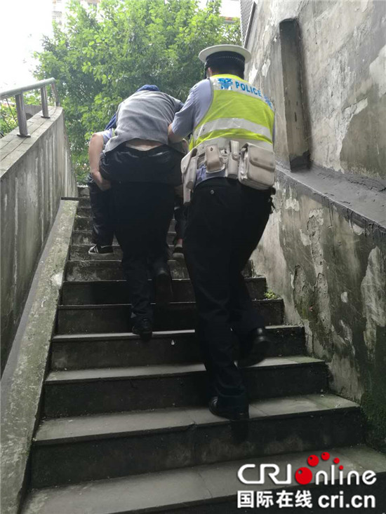 已過審【社會民生 列表】渝中兩50歲民警背84歲老人爬坎上樓