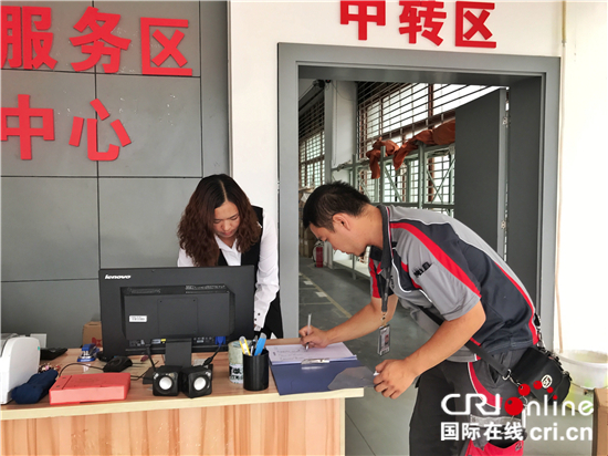 圖片默認標題_fororder_3、快遞員把村民網購的商品送到中轉區，再由村小二送達到各農戶手中。_副本_副本