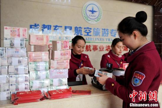 成都一學校用百萬現金做“紅包”派給學生
