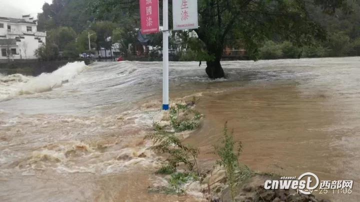 【焦點圖 顯示圖在稿件最下方】安康平利縣連降大雨 4人失蹤14個村通信中斷