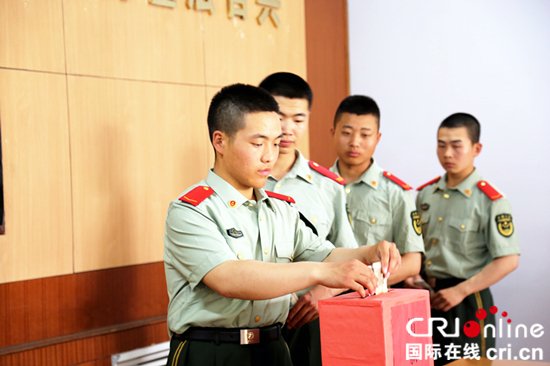 武警濱州支隊響應政策積極開展扶貧助學行動_fororder_基層官兵踴躍參與.JPG