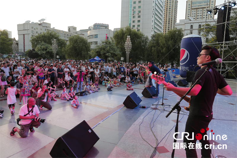 【陜派音樂 陜派狂歡盛宴 顯示圖在稿件最下方】“百事可樂絲路國際陜派音樂進萬家”玩轉蘭州 音樂“大餐” 讓市民回味無窮