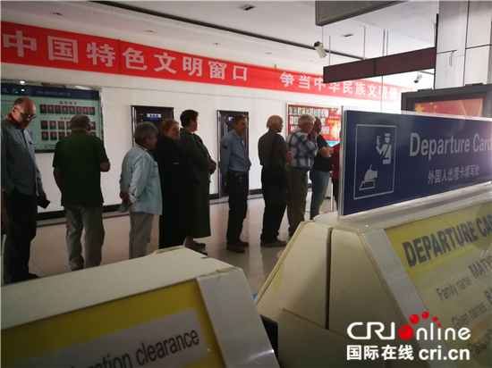 圖片默認標題_fororder_歐洲的旅行團排隊通關去往吉爾吉斯斯坦_副本_副本
