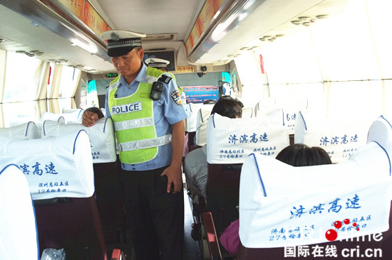 濱州高速交警支隊劉方孟：嚴查重管保平安_fororder_上車檢車乘客安全帶情況