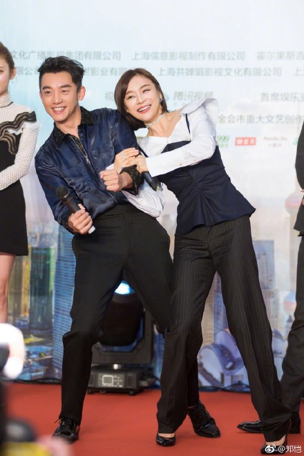 鄭愷袁姍姍搞怪合影 搞笑上演"豬八戒背媳婦"