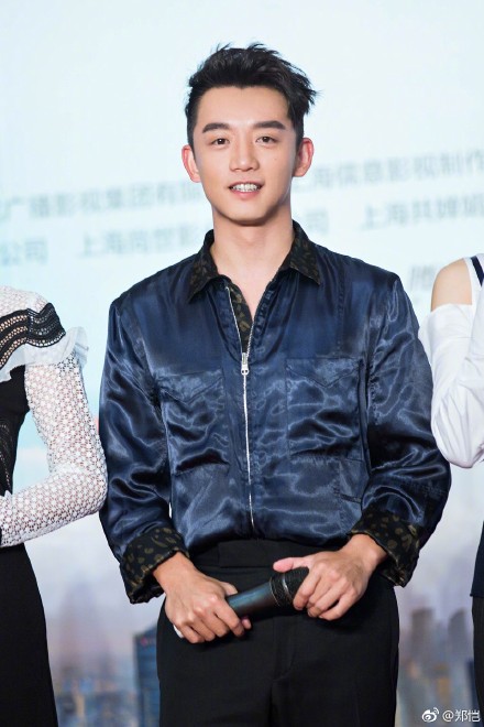 鄭愷袁姍姍搞怪合影 搞笑上演"豬八戒背媳婦"