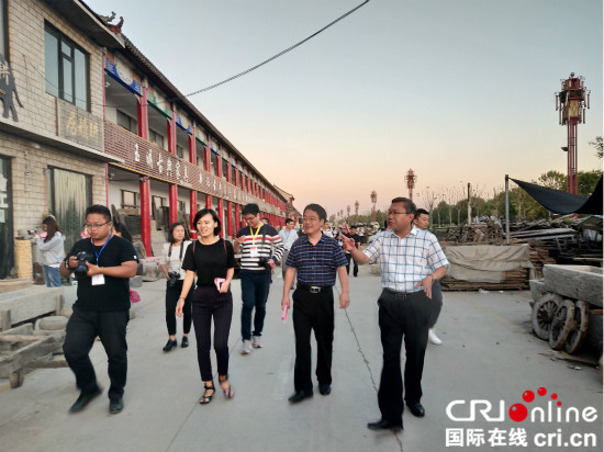 濱州水落坡鎮以點帶面打造文化旅遊強鎮_fororder_採訪團參觀古傢具市場_1_副本