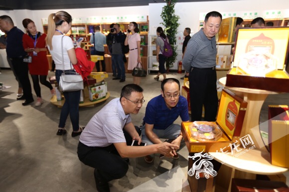 【區縣聯動】【雲陽】重慶客戶端集群聯盟成員雲陽行 點讚“抱團發展”【區縣聯動 二級介面】重慶客戶端集群聯盟見證雲陽電商節開幕