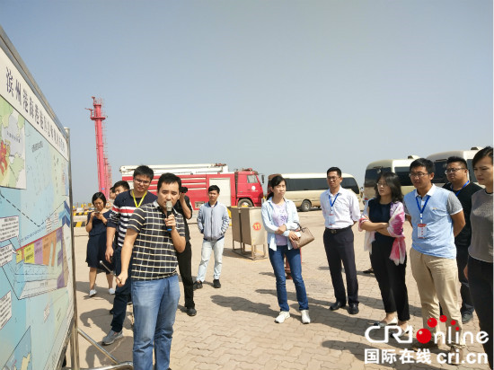 濱州港提高對外開放水準助力區域經濟發展_fororder_採訪團聽取港口工作人員介紹港口發展建設情況2_副本