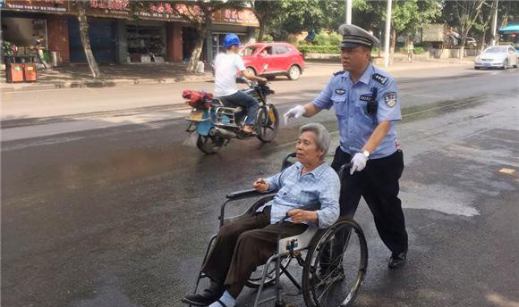 【區縣聯動】【萬盛】老人坐輪椅獨自看病 萬盛交巡警全程護送【區縣聯動 二級介面】老人坐輪椅獨自去看病 萬盛民警全程護送