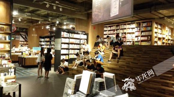 【行遊巴渝 標題摘要】遊行重慶“雙節”打開方式：愛書香也愛火鍋香