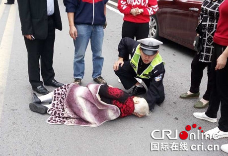 已過審【法制安全】雲陽交警“最美跪姿”托舉受傷老人 獲群眾點讚