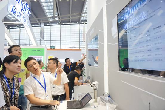 【房産汽車　圖文】龍湖物業亮相物博會 創新不忘服務本源